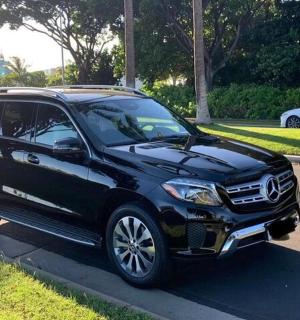 ein schwarzer SUV, der am Straßenrand geparkt ist