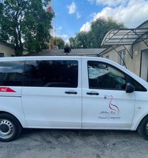 شاحنة بيضاء متوقفة أمام مبنى