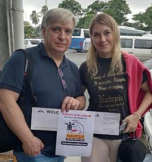 一名男子和一名女子手持一张证书