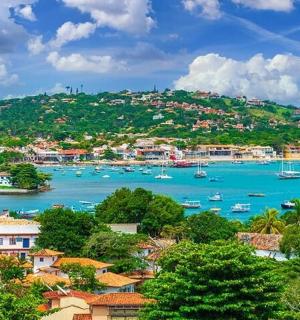 港口景色,水里停着小船