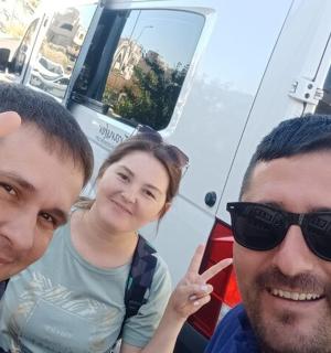 三个人站在一辆卡车前