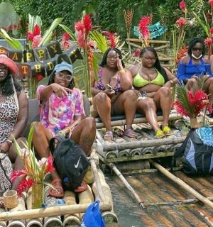 一群妇女坐在木筏的后面