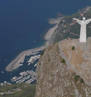 una statua del Cristo Redentore in cima a una montagna