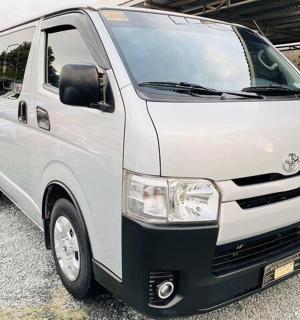 ein weißer Lieferwagen auf einem Parkplatz