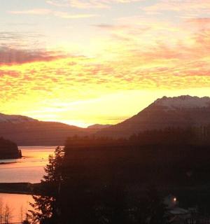 群山环抱的水域上空的日落