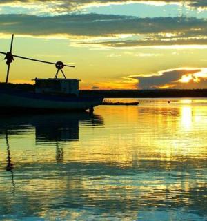 日落时分停在水中的船