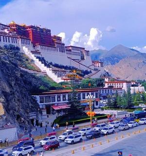 rušná ulice s auty zaparkovanými před horou