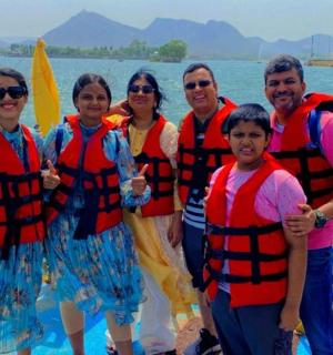 一群穿着救生衣的人在船上