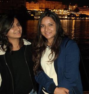 夜晚，两个女人站在水边