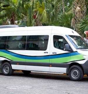 一辆白色货车停在路边