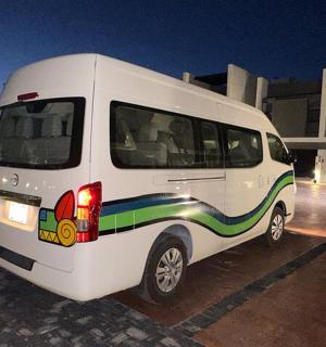 晚上，一辆白色货车停在停车场