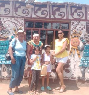 rodina pózující před nástěnnou malbou