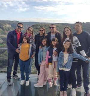 一群人在蓝色星球的顶部摆姿势拍照