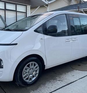 一辆白色货车停在一所房子前面