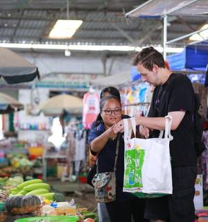 一群人站在露天市场