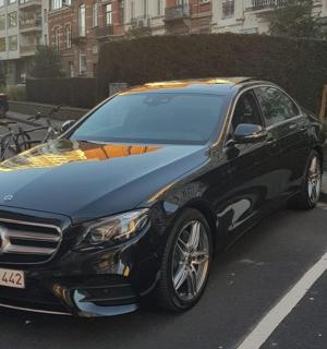 一辆黑色汽车停在停车场