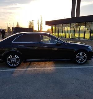 一辆黑色汽车停在停车场