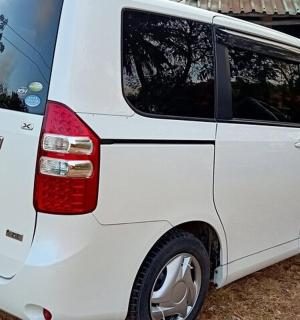 bílá dodávka parkuje na dvoře