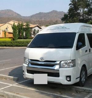 bílá dodávka zaparkovaná na parkovišti