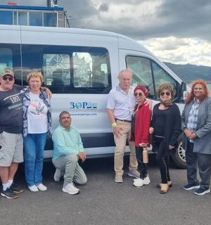 skupina lidí stojících před dodávkou