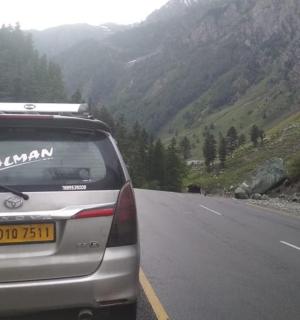 停在山路边的一辆汽车