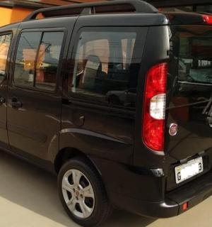 一辆黑色货车停在车库里