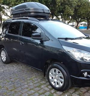 一辆停在街上的黑色小车