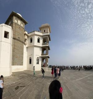 一群人站在一栋建筑物前