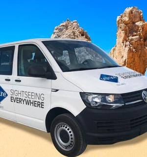 一辆白色货车停在沙滩上