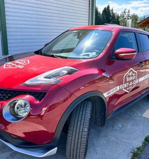 一辆红色小车停在车道上