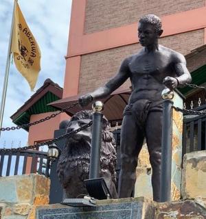 建筑物前的男人和狗的雕像