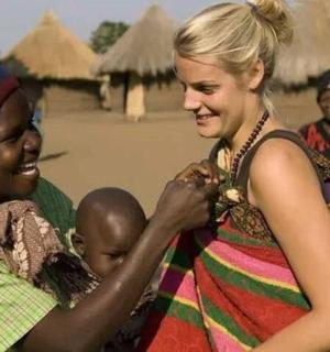 Žena pomáhá dívce s náhrdelníkem