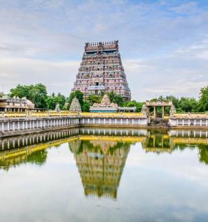 一座倒映在水中的寺庙