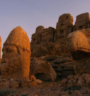 skupina skalních útvarů v poušti