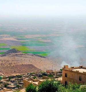 pohled na město s mešitou a horou