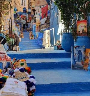 一组蓝色楼梯,上面有小雕像