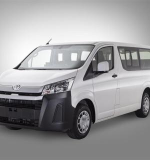 ein weißer Lieferwagen steht in einem weißen Raum