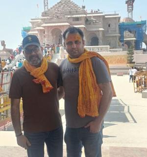 Два мушкарца стоје испред зграде