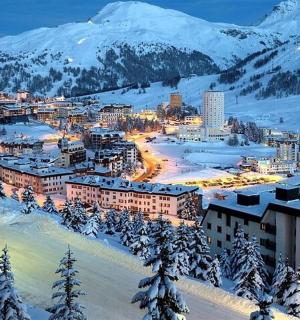 一座白雪皑皑的城市，群山白雪皑皑