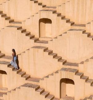 žena scházející po schodech