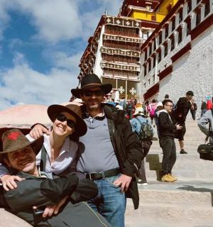 一群人在楼梯上摆姿势拍照