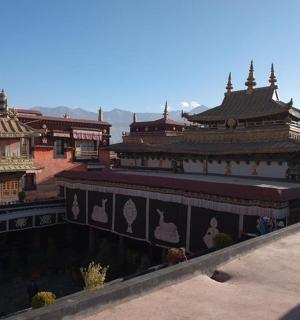 pohled shora na budovu se střechami