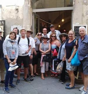 skupina lidí pózujících pro fotografii před budovou