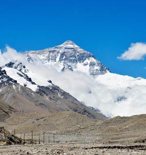 山谷中间的一座白雪皑皑的山峰