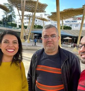 dva muži a žena pózují pro fotografii