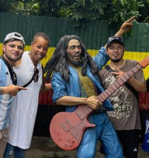 skupina mužů pózujících pro fotografii s kytarou