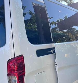 un furgone bianco con la portiera posteriore aperta