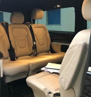 小型货车的后座，后排座椅顶部