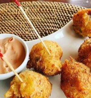 egy tányér étel húsgombócokkal és egy tál mártogatóssal