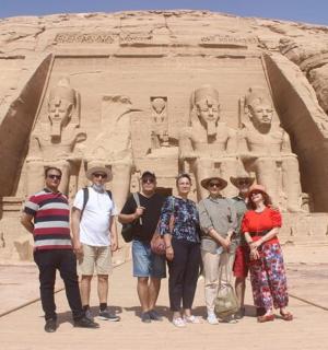 skupina lidí stojící před anaraohem